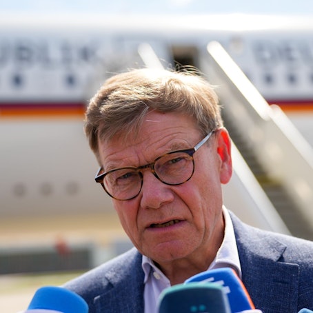 Vor dem Gespräch des ukrainischen Präsidenten Wolodymyr Selenskyj mit US-Präsident Donald Trump äußerte sich Außenminister Johann Wadephul im Podcast «Table.Today» skeptisch zu einer Entsendung deutscher Soldaten in die Ukraine.