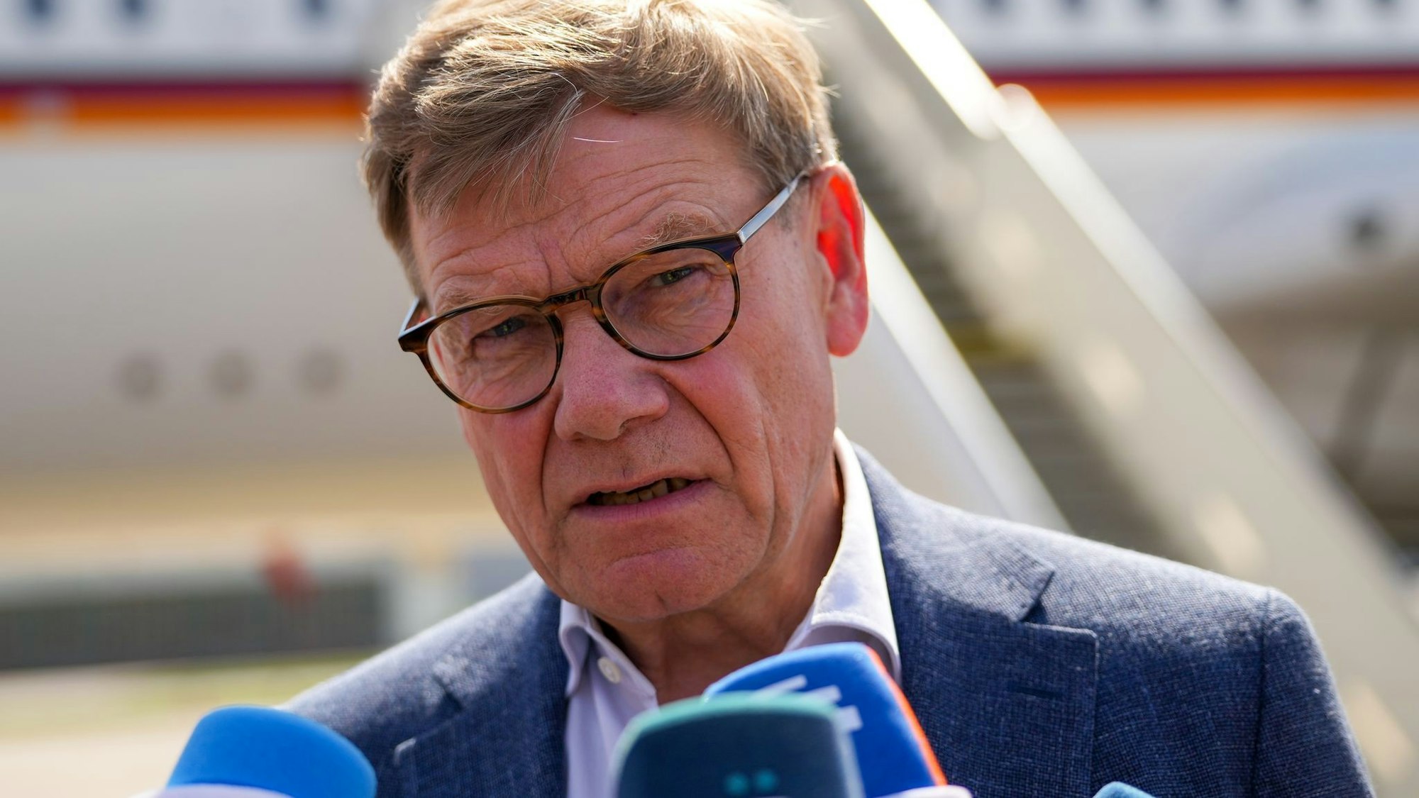 Vor dem Gespräch des ukrainischen Präsidenten Wolodymyr Selenskyj mit US-Präsident Donald Trump äußerte sich Außenminister Johann Wadephul im Podcast «Table.Today» skeptisch zu einer Entsendung deutscher Soldaten in die Ukraine.