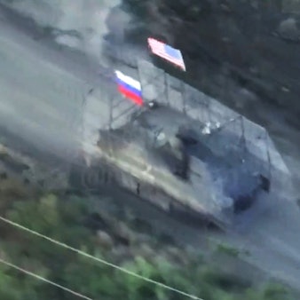 Der russische Propagandasender RT veröffentlichte ein Video, das einen US-Schützenpanzer unter russischer und amerikanischer Flagge zeigen soll und sorgte damit für Empörung in der Ukraine.