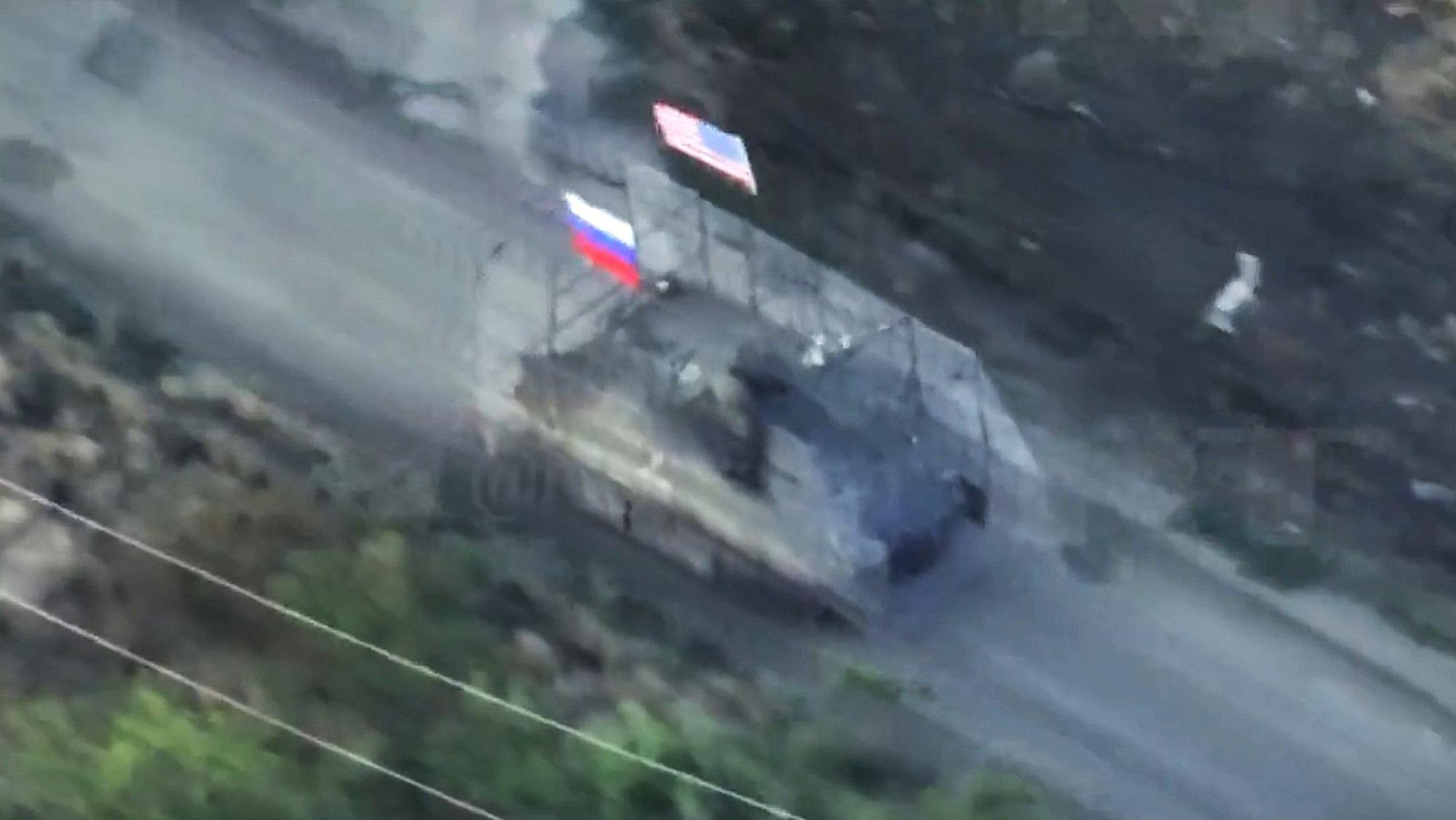 Der russische Propagandasender RT veröffentlichte ein Video, das einen US-Schützenpanzer unter russischer und amerikanischer Flagge zeigen soll und sorgte damit für Empörung in der Ukraine.