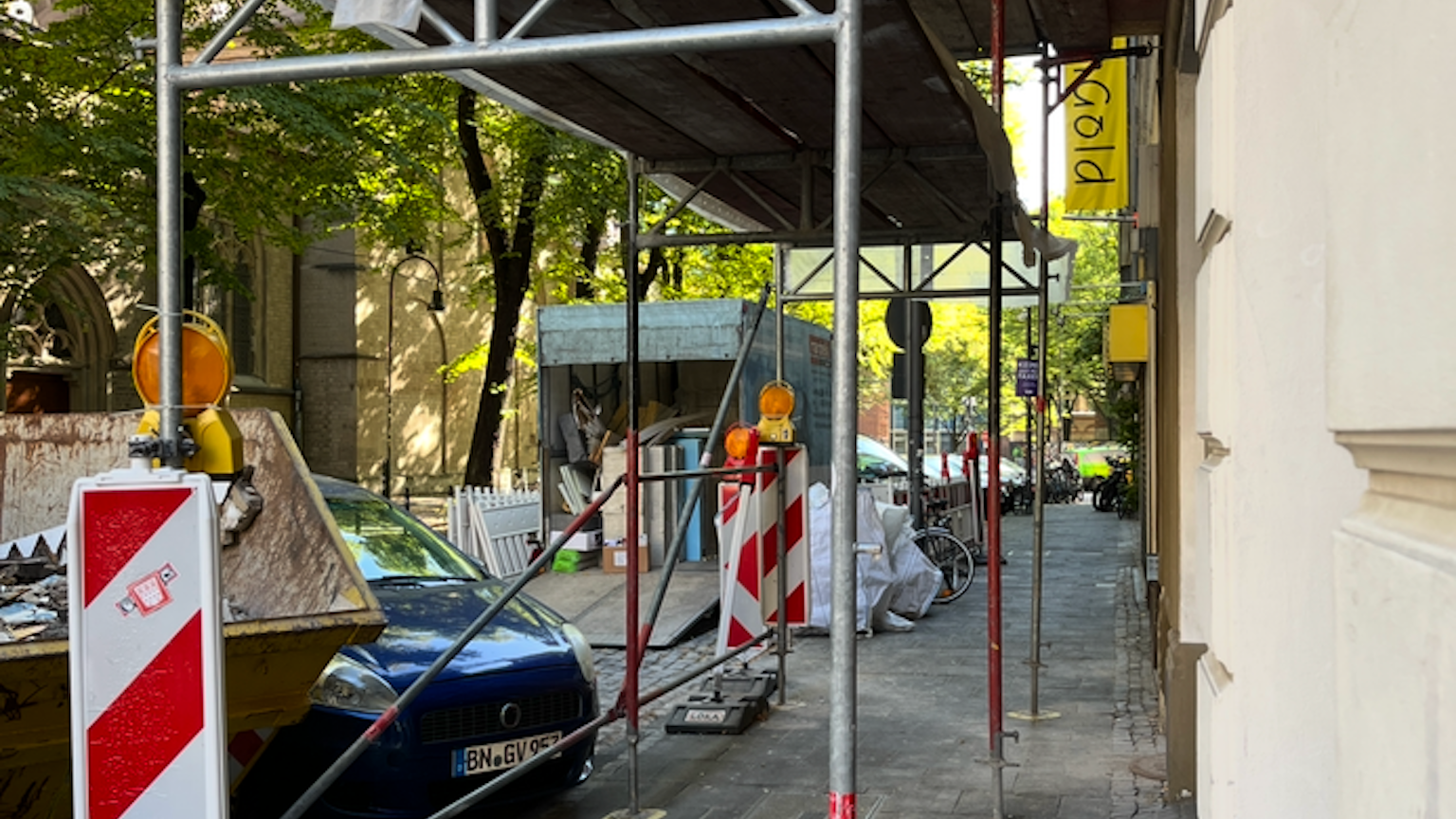 Schwer mit dem Langstock zu ertasten und im Dunkeln unscheinbar: das stahlgraue Gerüstroh.