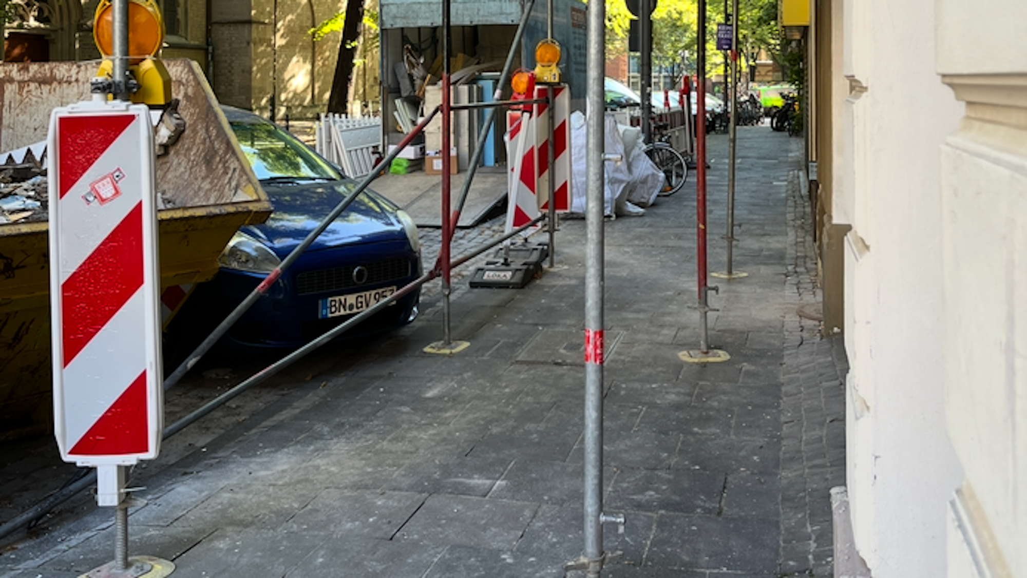 Schwer mit dem Langstock zu ertasten und im Dunkeln unscheinbar: das stahlgraue Gerüstroh.