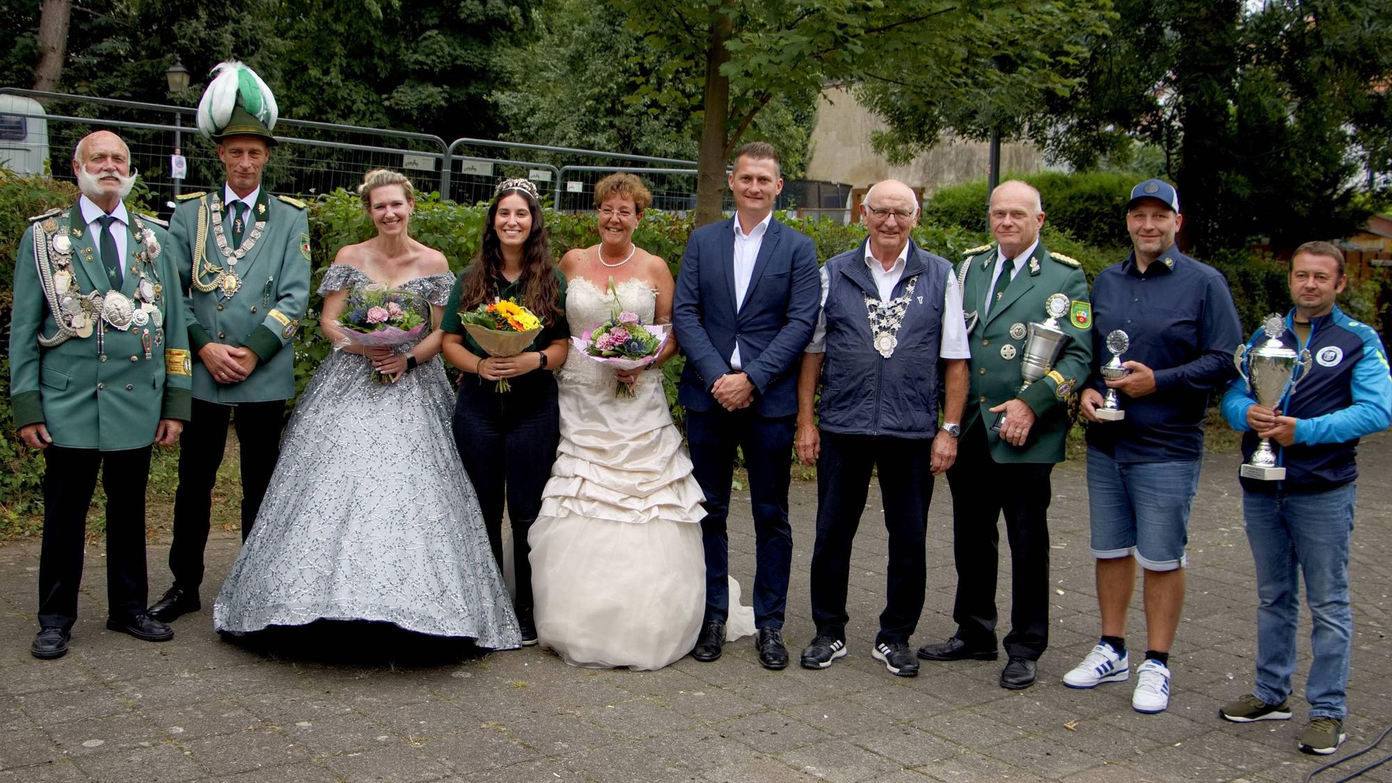 Zum Abschluss des Schützenfestes 2025 stellten sich neue und alte Sieger und Würdenträger zu einem gemeinsamen Bild auf.