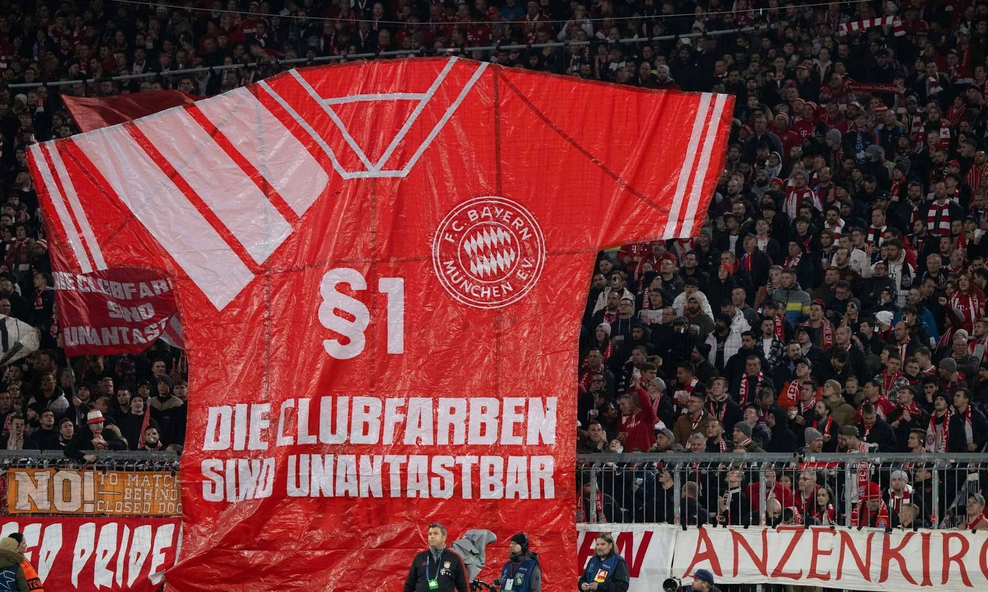Dass FC Bayern häufiger mal in Schwarz statt in Rot-Weiß aufläuft, sorgt in der Münchner Fankurve seit Jahren für Proteste.