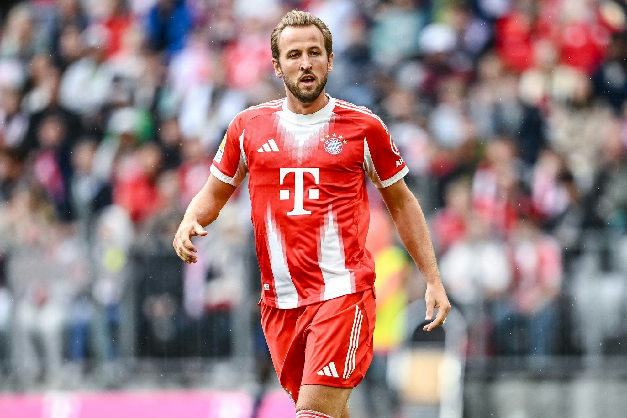 Dass der FC Bayern in der neuen Saison in Trikots mit weißen Längsstreifen aufläuft, kam längst nicht bei allen Fans gut an.