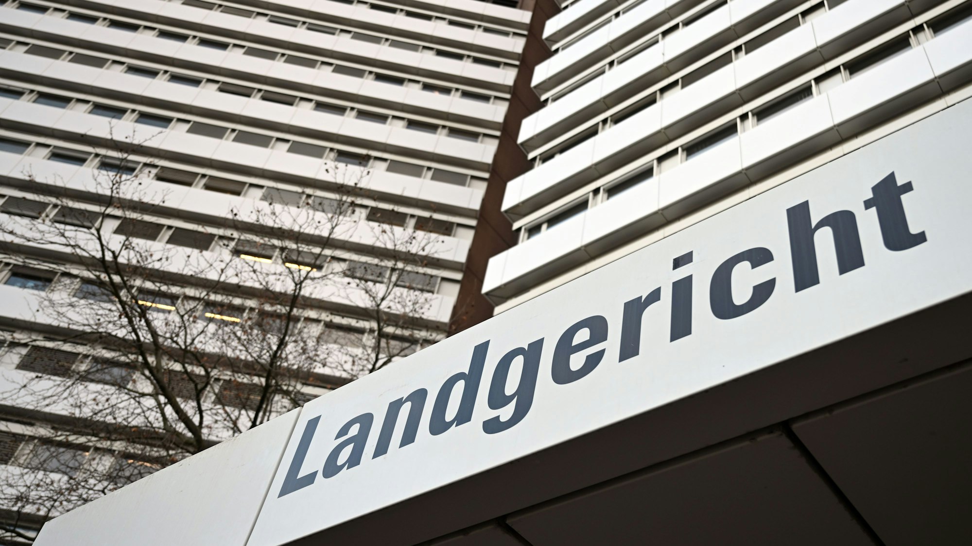 Ein Schild weist auf das Landgericht Köln hin.