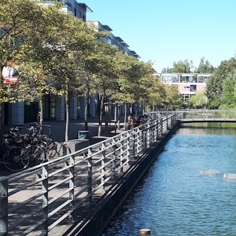 Eine Brücke spannt sich über einen Kanal.