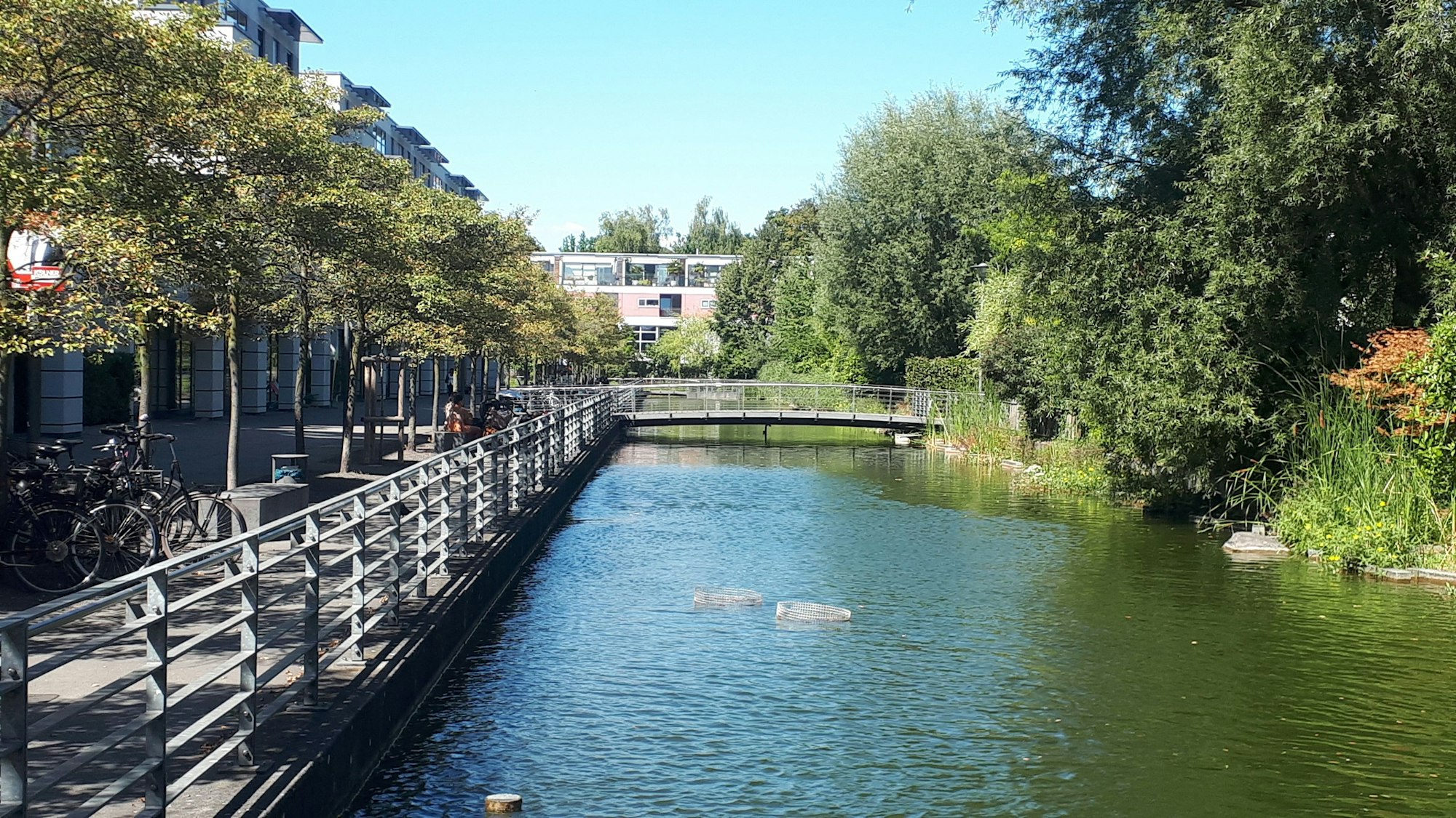 Eine Brücke spannt sich über einen Kanal.