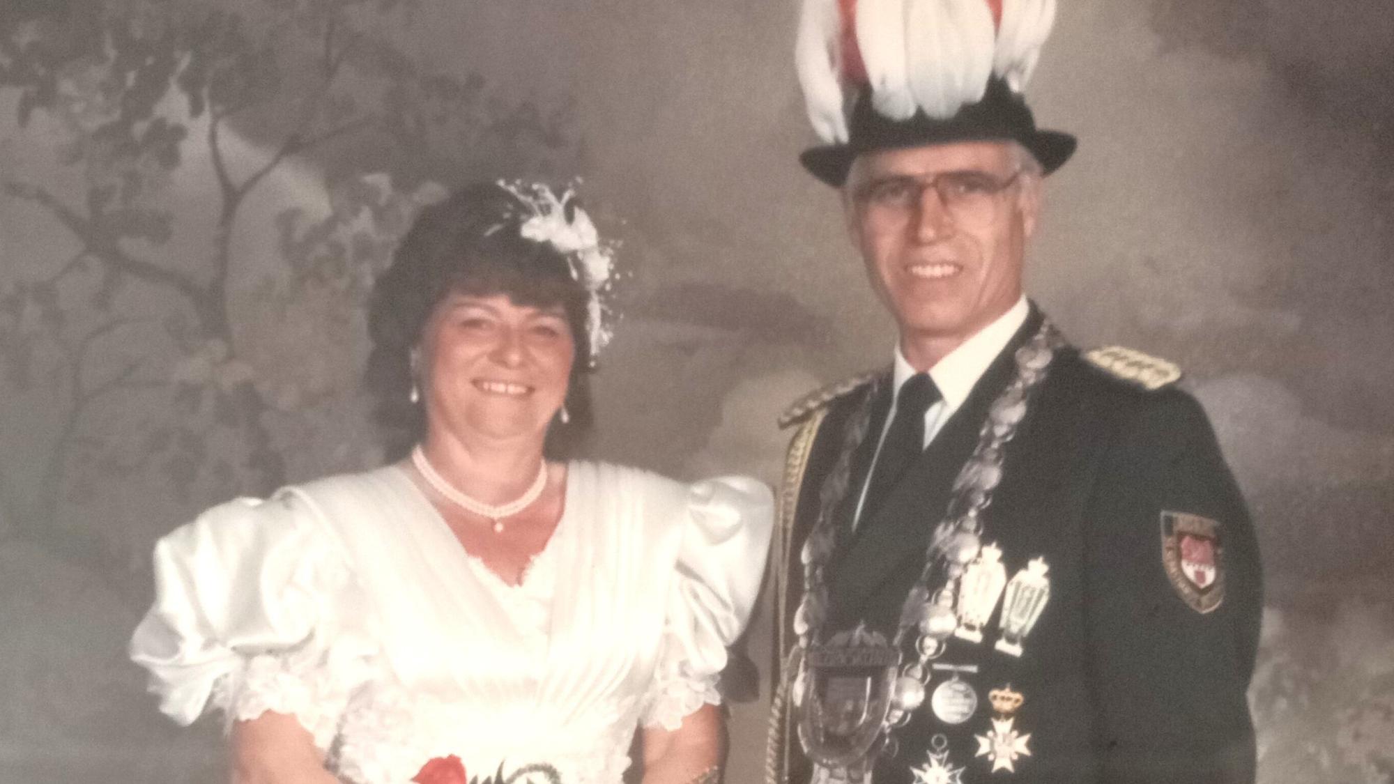 Elisabeth Schneider trägt ein weißes Kleid, Josef Schneider seine Schützenuniform