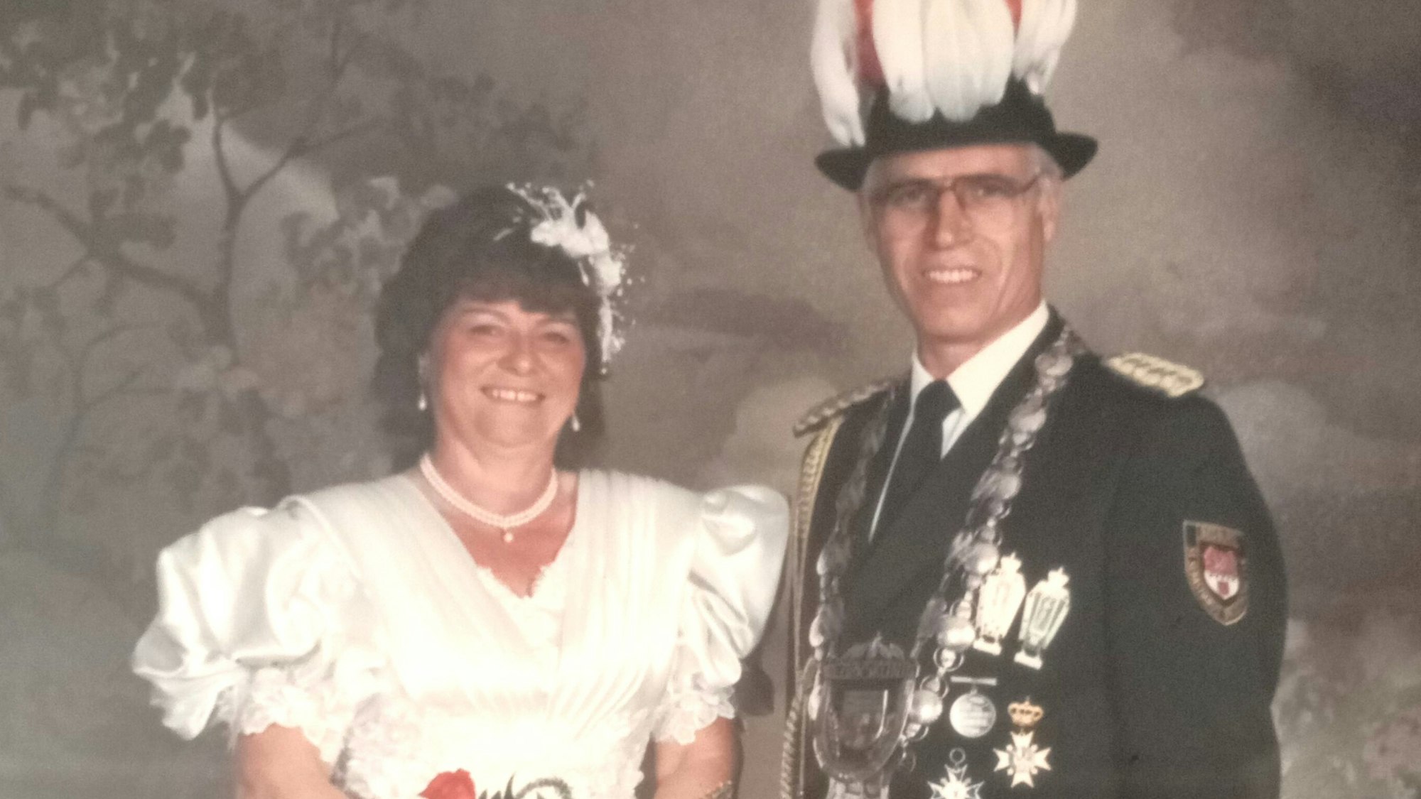 Elisabeth Schneider trägt ein weißes Kleid, Josef Schneider seine Schützenuniform