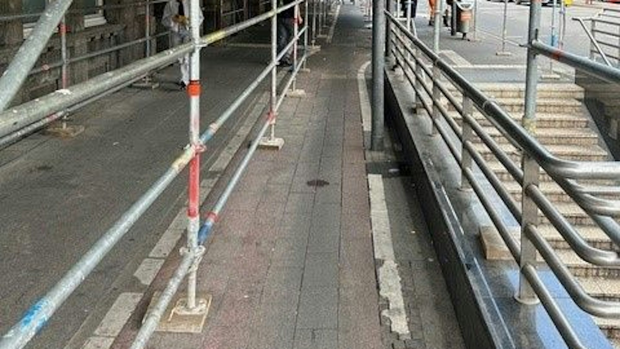 Ein Bürger wies die Stadt auf den durch das Gerüst viel zu schmalen Radweg hin.