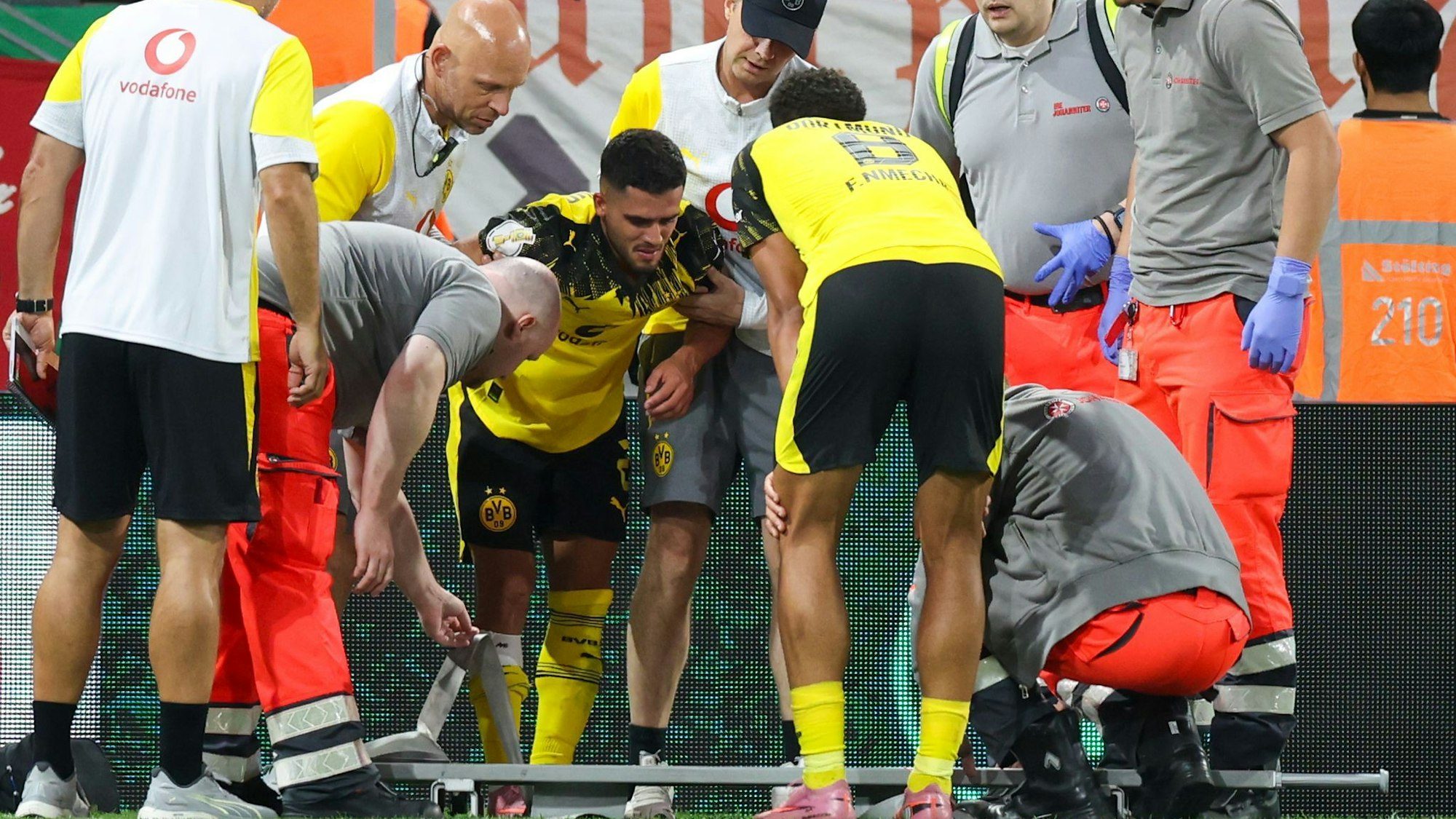Heftig erwischt: Couto nach dem Foul von Owusu.