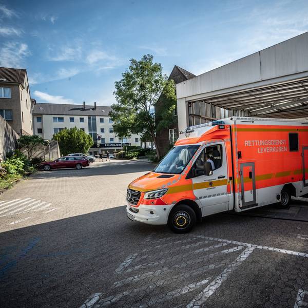 Ein Rettungswagen (RTW) fährt aus der Notfall-Ambulanz-Garage des Opladener Remigius-Krankenhaus aus