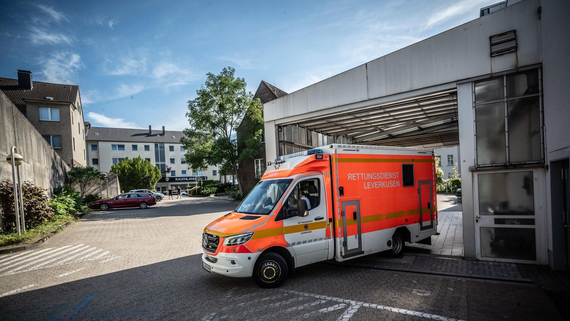 Ein Rettungswagen (RTW) fährt aus der Notfall-Ambulanz-Garage des Opladener Remigius-Krankenhaus aus