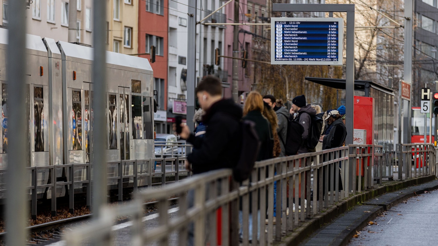 Warten bei den KVB, kein seltener Anblick