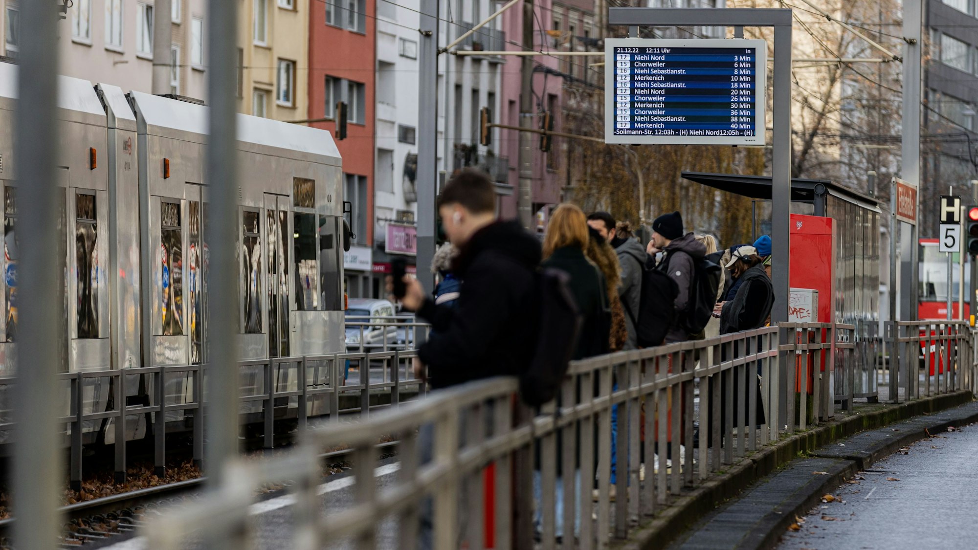 Warten bei den KVB, kein seltener Anblick