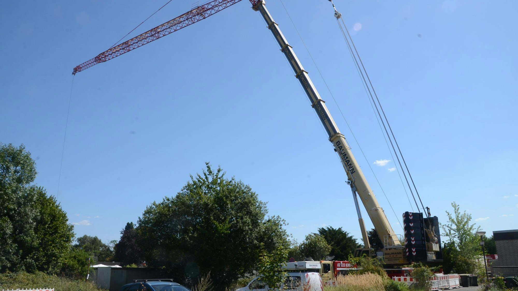 In Troisdorf-Eschmar wird ein Fertighaus der Firma Lux-Haus errichtet. Dabei müssen die Bauteile mit einem Kran über drei weitere Häuser hinweggehoben werden.
Bauherrschaft sind Anja und Jürgen Jacob, die bislang in Spich wohnten .