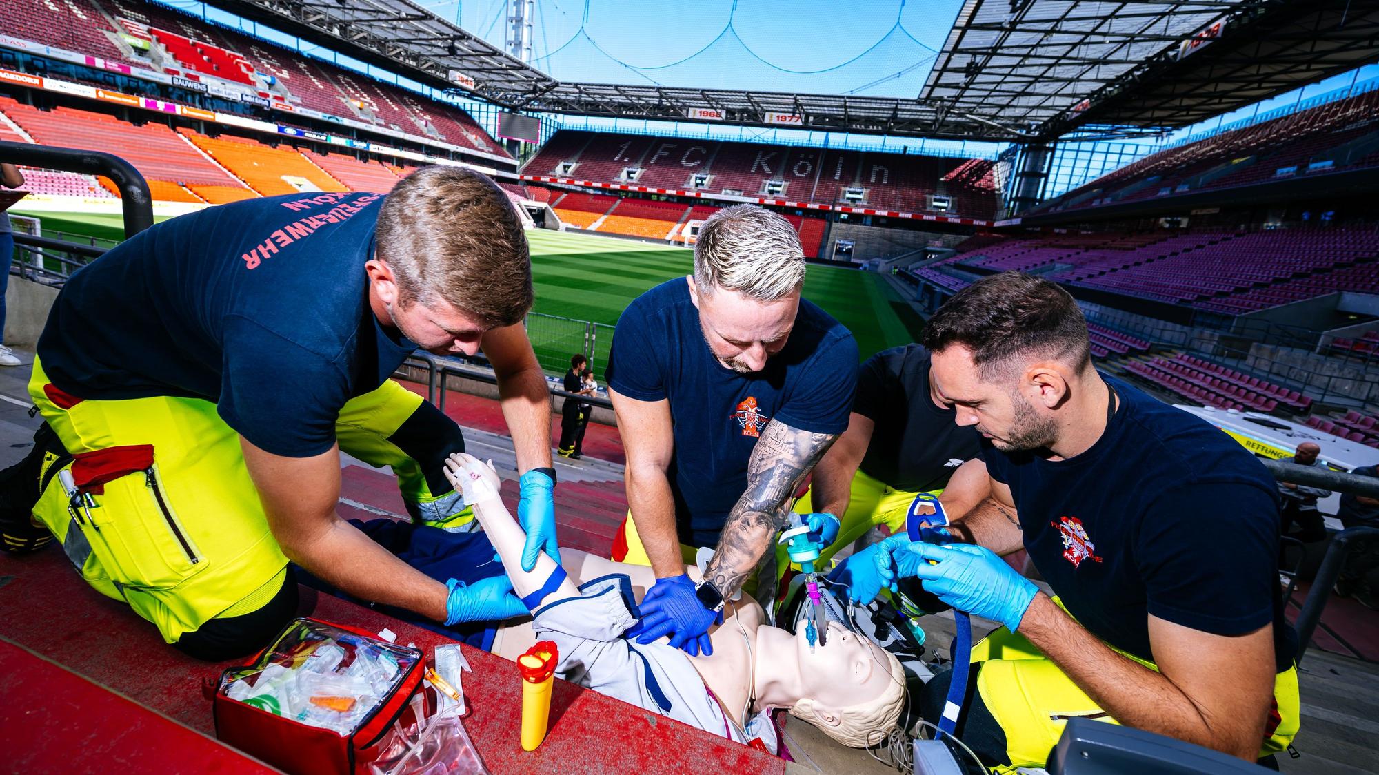 Nicht nur wie hier an Puppen, sondern auch an echten Menschen wurden die stadiontypischen Szenarien geübt.