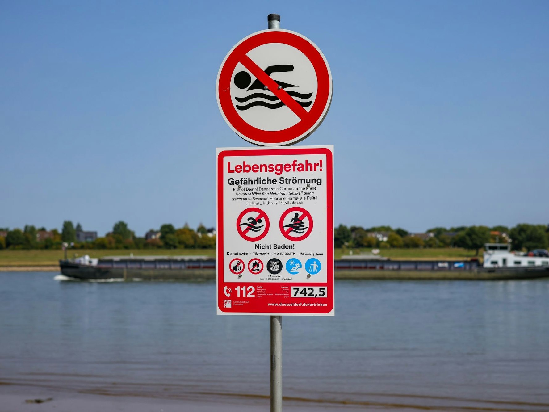 Neben Düsseldorf haben auch bereits zwei weitere Städte ein Badeverbot im Rhein erlassen. (Archivbild)