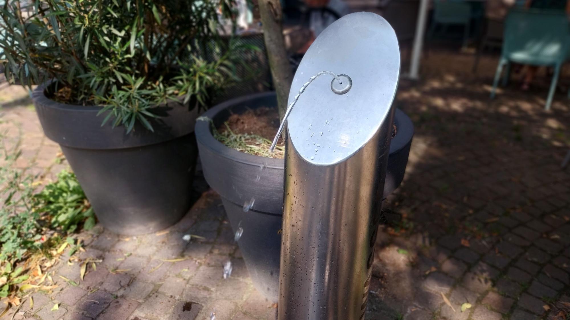 An Trinkwasserspendern wie diesem hier auf dem Siegburger Markt können sich Menschen erfrischen.
