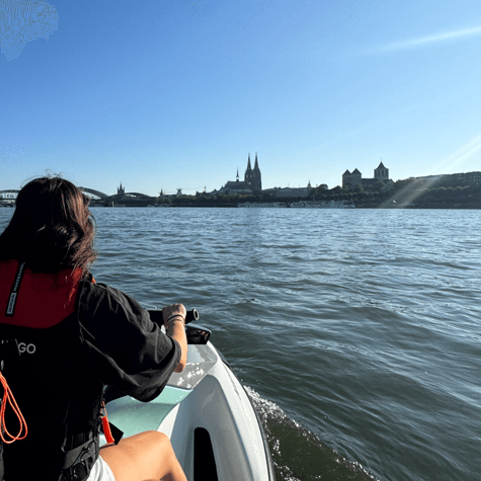 Eine einmalige Perspektive auf den Kölner Dom vom Wasser aus.