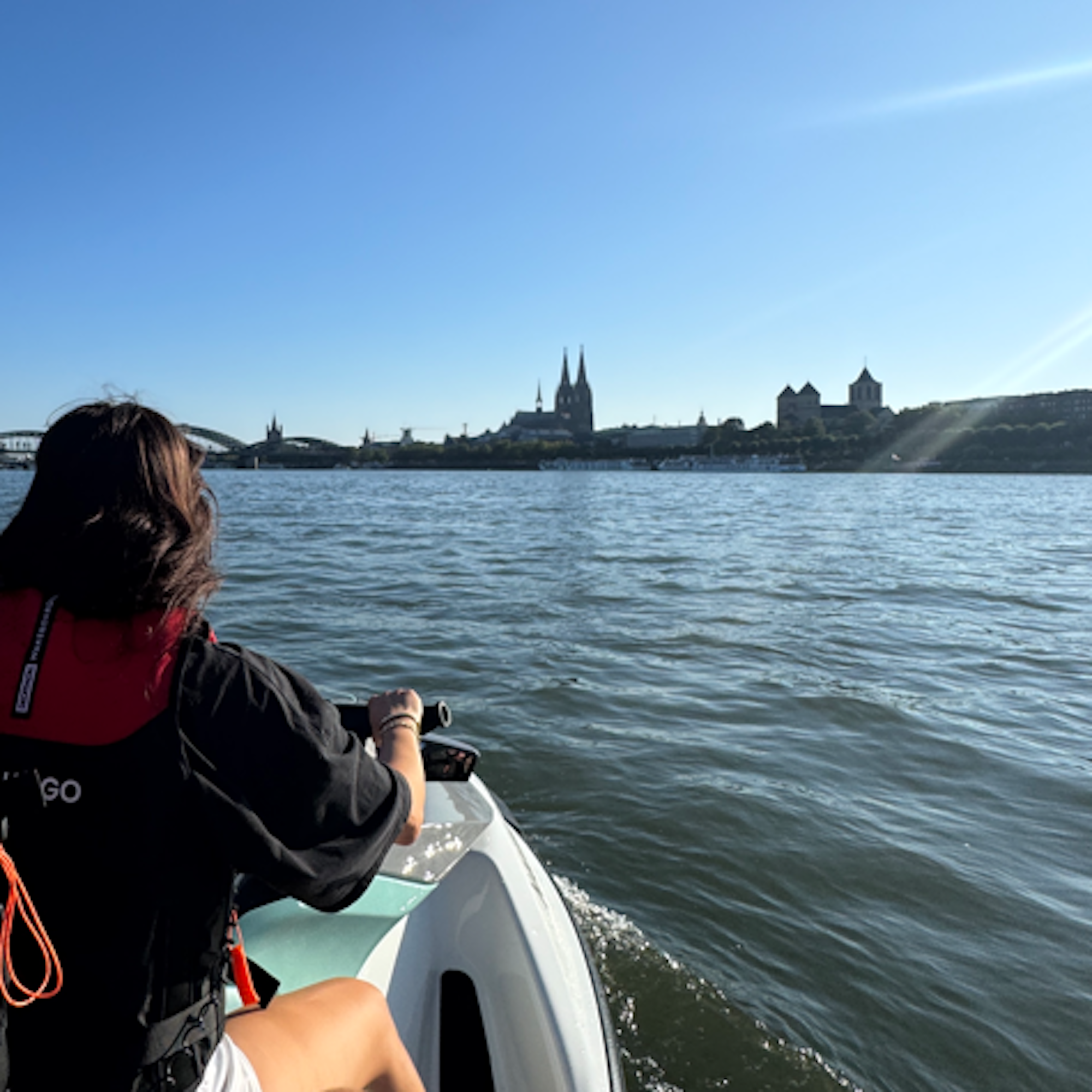 Eine einmalige Perspektive auf den Kölner Dom vom Wasser aus.