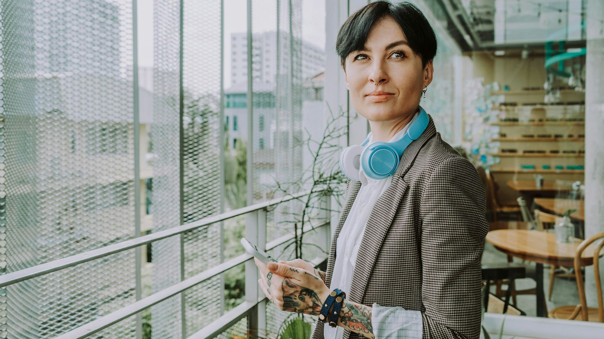 Sichtbare Tattoos? Das möchten Arbeitgeber bei ihren Beschäftigten mit viel Kundenkontakt teils nicht sehen.