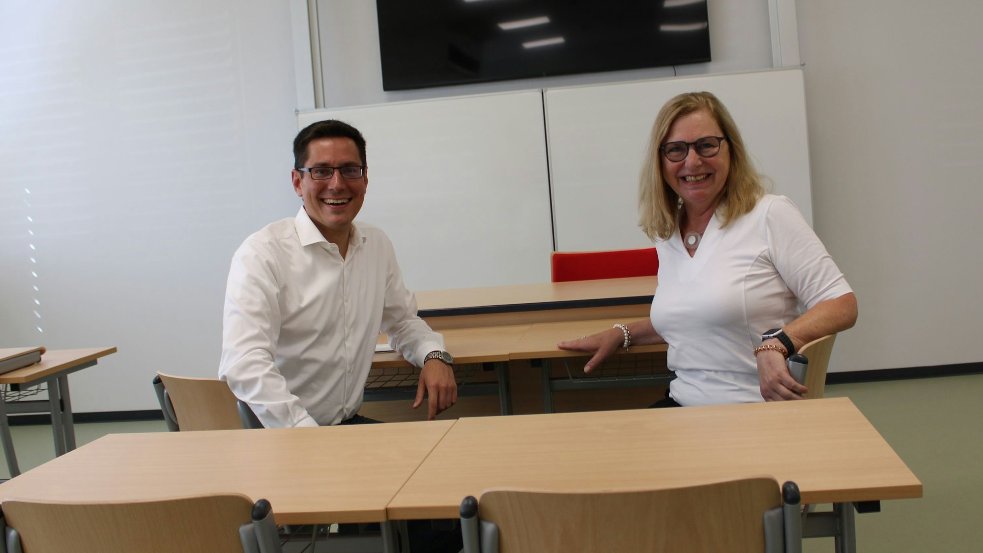 Bürgermeister Max Leitterstorf und Schulleiterin Stephani Overhage sind zufrieden mit der pünktlichen Fertigstellung des Baus.