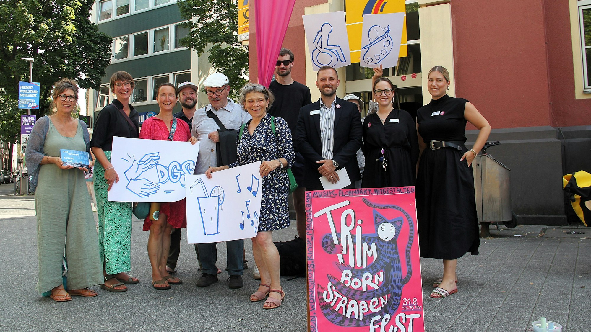 Die Veranstalter und Sponsoren von drei Kalker Straßenfesten stehen nebeneinander und halten Plakate zu ihren Aktionen in den Händen.