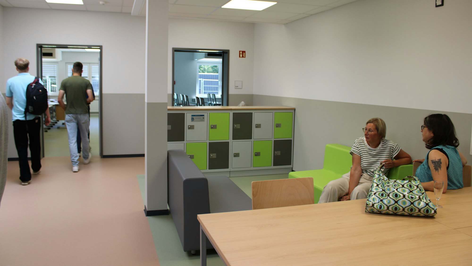 Breite Flure mit Sitzmöglichkeiten und Schließfächern verbinden die Klassenräume.