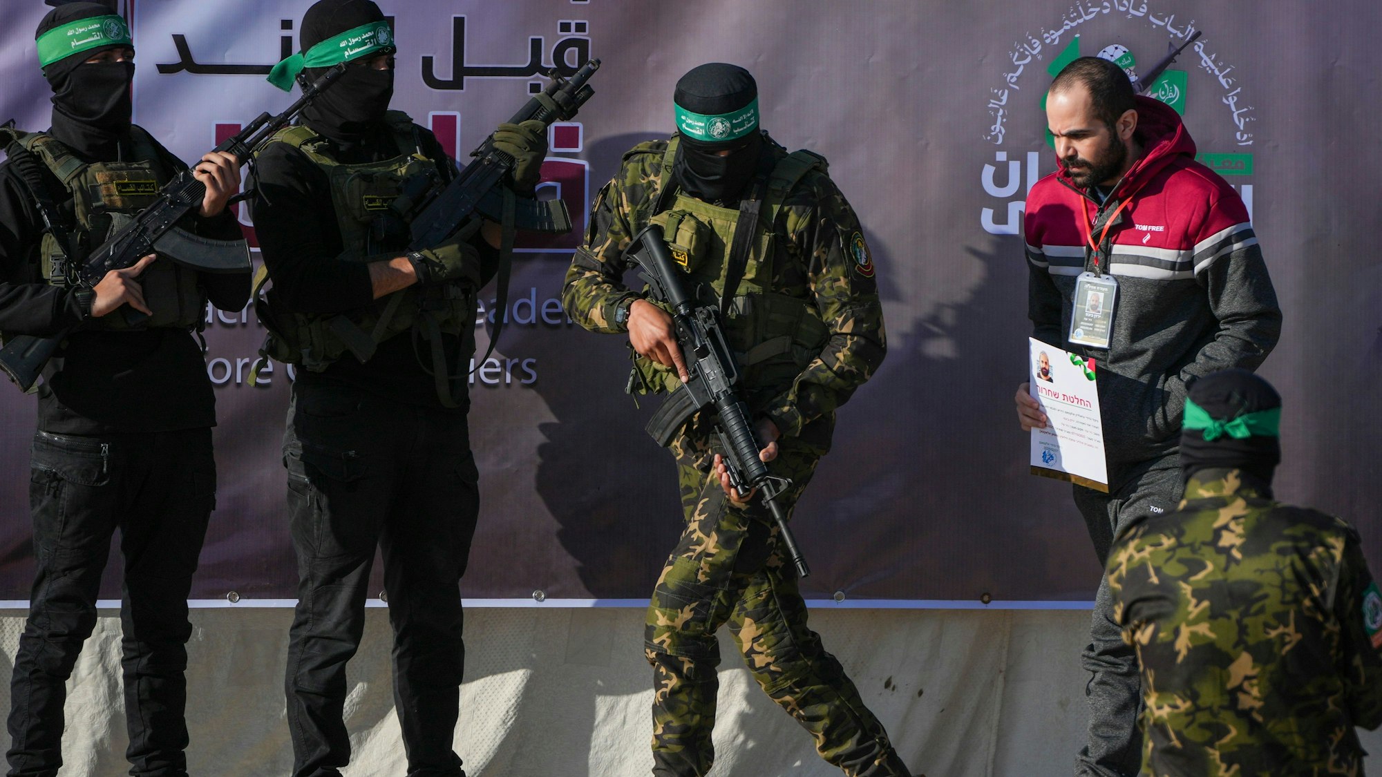 Der Israeli Jarden Bibas, der seit dem 7. Oktober 2023 von der Hamas im Gazastreifen als Geisel gehalten wurde, wird von Hamas-Kämpfern eskortiert, bevor er dem Roten Kreuz übergeben wird.