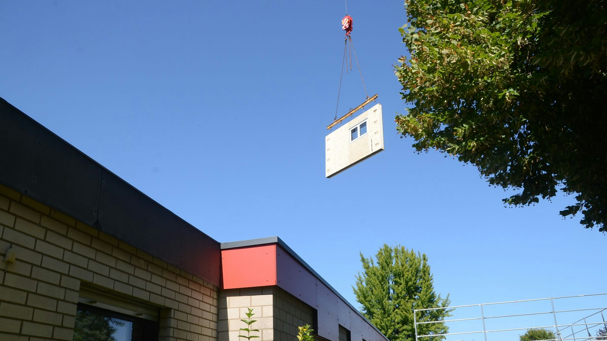 In Troisdorf-Eschmar wird ein Fertighaus der Firma Lux-Haus errichtet. Dabei müssen die Bauteile mit einem Kran über drei weitere Häuser hinweggehoben werden.
Bauherrschaft sind Anja und Jürgen Jacob, die bislang in Spich wohnten .