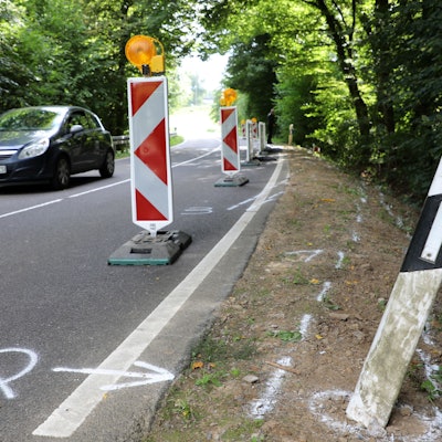 Auf einer Straße im Dürschtal bei Kürten-Dürscheid sind die Unfallspuren eines schweren Unfalls zu sehen, bei dem am Samstag (16.8.) vier junge Menschen ums Leben kamen. An der Unfallstelle fehlt auf der rechten Seite der Straße eine Leitplanke.