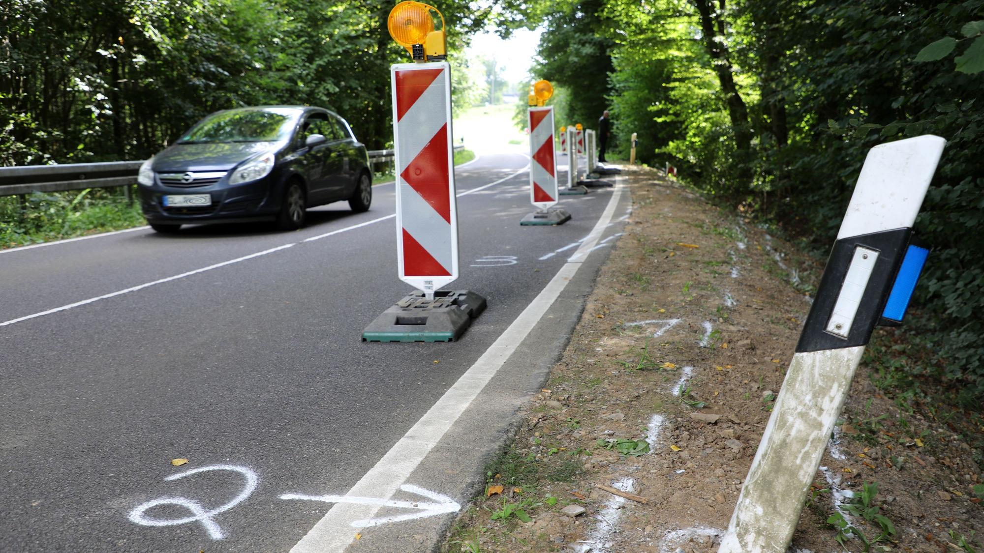 Auf einer Straße im Dürschtal bei Kürten-Dürscheid sind die Unfallspuren eines schweren Unfalls zu sehen, bei dem am Samstag (16.8.) vier junge Menschen ums Leben kamen. An der Unfallstelle fehlt auf der rechten Seite der Straße eine Leitplanke.