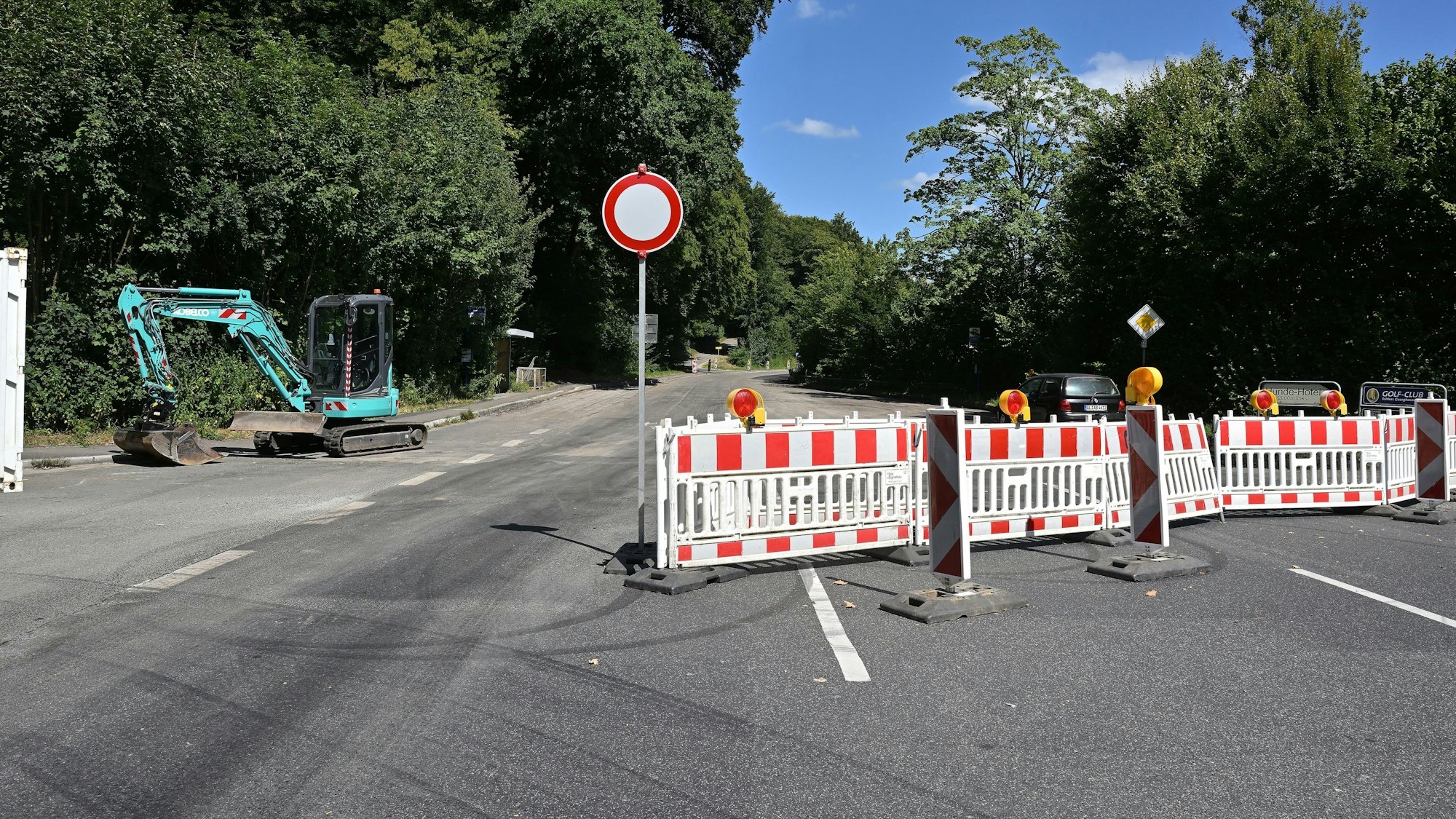 Baustellenbarken und ein Schild Durchfahrt verboten stehen auf der Landstraße 284 im Sülztal zwischen Kürten-Offermannsheide und Lindlar-Georghausen.
