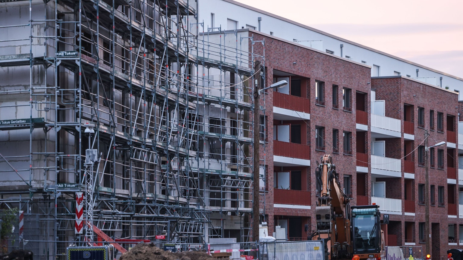 Gerüste stehen auf der Baustelle für ein Wohngebäude in Köln.