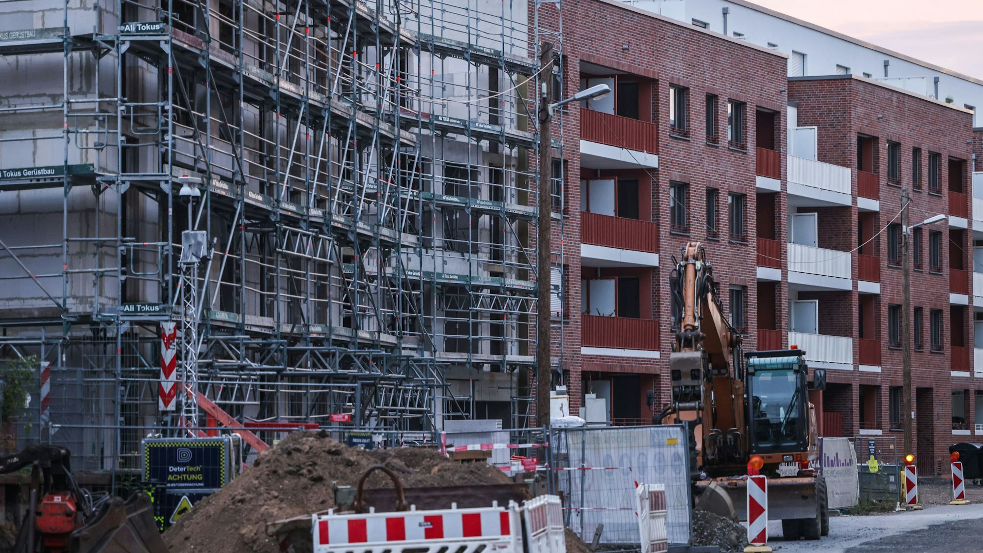 Gerüste stehen auf der Baustelle für ein Wohngebäude in Köln.