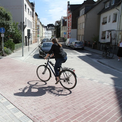 Siegburg: An der Kreuzung des Radwegs auf der alten Bahntrasse mit der Waldstraße haben Radfahrer jetzt Vorfahrt