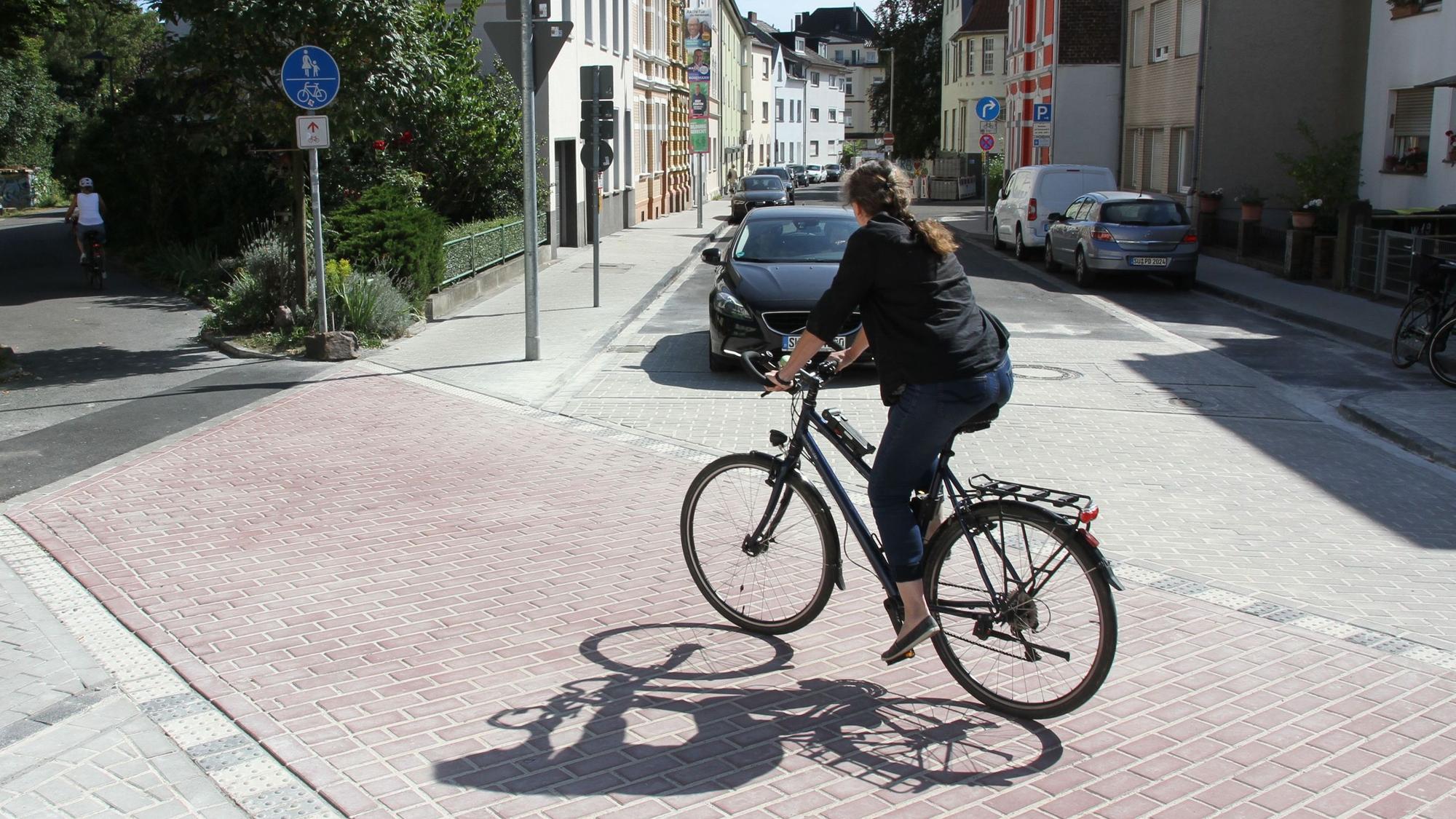 Siegburg: An der Kreuzung des Radwegs auf der alten Bahntrasse mit der Waldstraße haben Radfahrer jetzt Vorfahrt