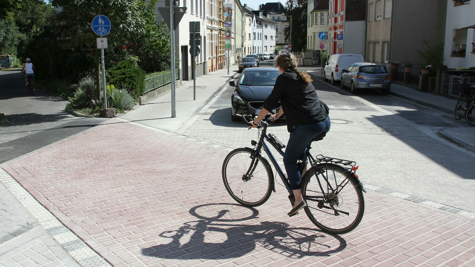 Siegburg: An der Kreuzung des Radwegs auf der alten Bahntrasse mit der Waldstraße haben Radfahrer jetzt Vorfahrt