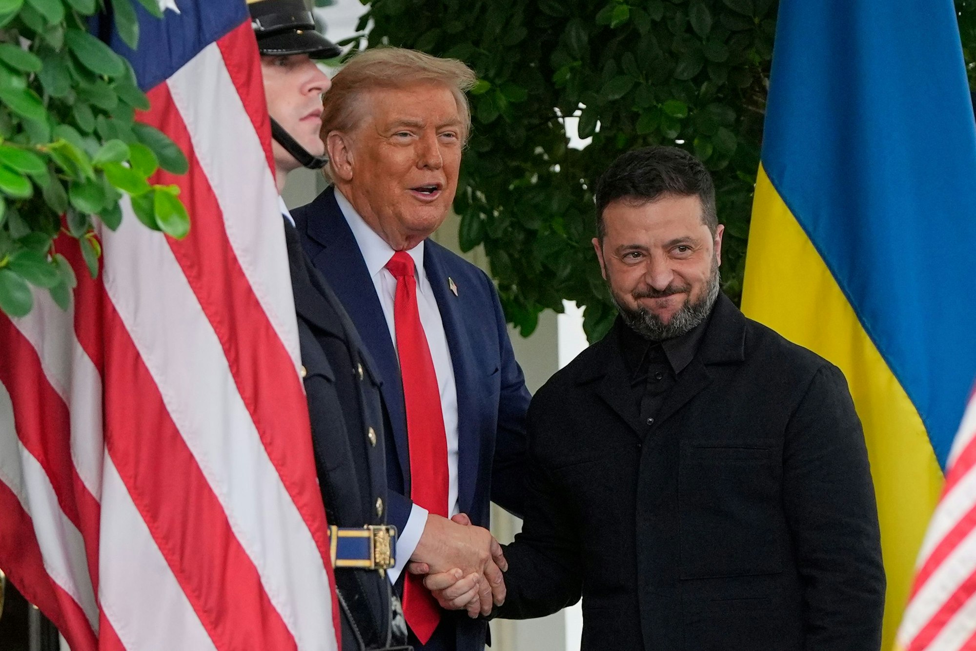 Washington: US-Präsident Donald Trump (l) begrüßt Wolodymyr Selenskyj, Präsident der Ukraine, bei seiner Ankunft im Weißen Haus.