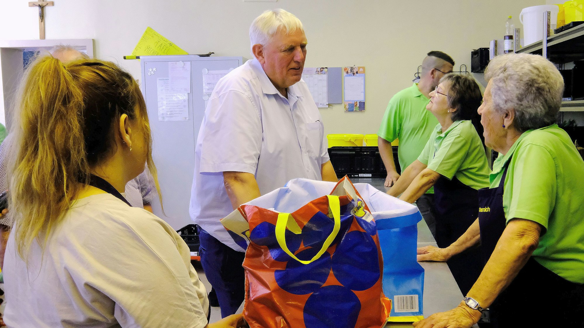 NRW-Arbeits- und Sozialminister Karl-Josef Laumann (CDU) besucht die Mechernicher Tafel und spricht mit Mitarbeitern.