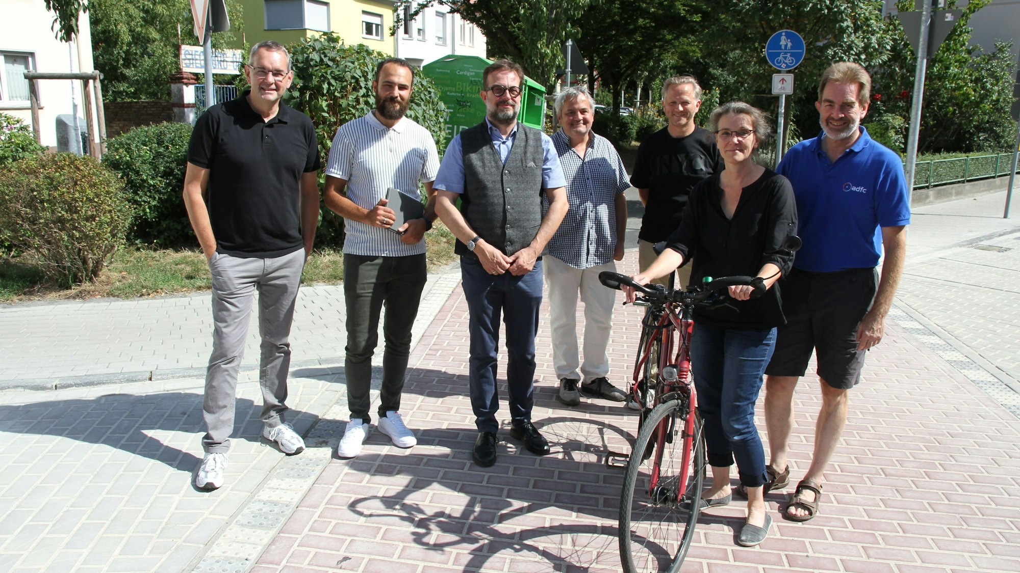 Siegburg: An der Kreuzung des Radwegs auf der alten Bahntrasse mit der Waldstraße haben Radfahrer jetzt Vorfahrt. Vertreter von Stadtverwaltung und ADFC stellten den Umbau vor.