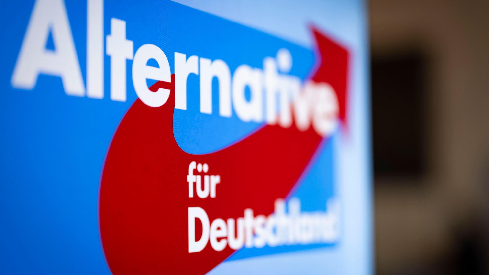 Aufsteller mit dem Schriftzug „Alternative für Deutschland“ und dem Logo der AfD. Rund 13,7 Millionen Bürger dürfen am 14. September in Nordrhein-Westfalen darüber abstimmen, wer in den nächsten fünf Jahren die Geschicke vor Ort bestimmen darf.