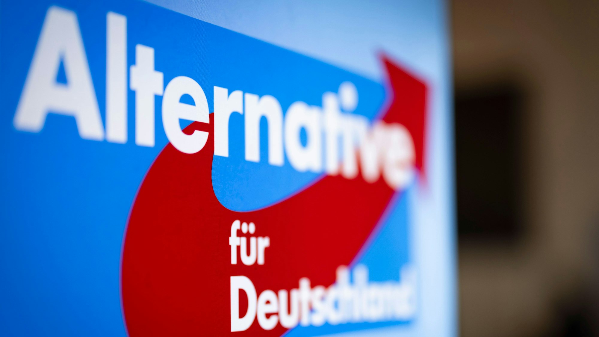 ARCHIV - 24.02.2024, Nordrhein-Westfalen, Marl: Aufsteller mit dem Schriftzug «Alternative für Deutschland» und dem Logo der AfD. Rund 13,7 Millionen Bürger dürfen am 14. September in Nordrhein-Westfalen darüber abstimmen, wer in den nächsten fünf Jahren die Geschicke vor Ort bestimmen darf. (zu dpa: «NRW-Kommunalwahl: Wer um Macht und Spitzenposten kämpft») Foto: Christoph Reichwein/dpa +++ dpa-Bildfunk +++