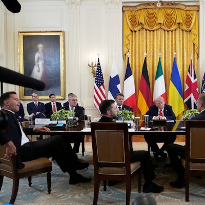 dpatopbilder - 19.08.2025, USA, Washington: US-Präsident Donald Trump (M) nimmt an einem Treffen mit NATO-Generalsekretär Mark Rutte (l-r), dem britischen Premierminister Keir Starmer, Wolodymyr Selenskyj, Präsident der Ukraine, Frankreichs Präsident Emmanuel Macron, der finnische Präsident Alexander Stubb, Italiens Premierministerin Giorgia Meloni, Bundeskanzler Friedrich Merz (CDU) und die Präsidentin der Europäischen Kommission Ursula von der Leyen, im Weißen Hauses teil. Foto: Alex Brandon/AP/dpa +++ dpa-Bildfunk +++