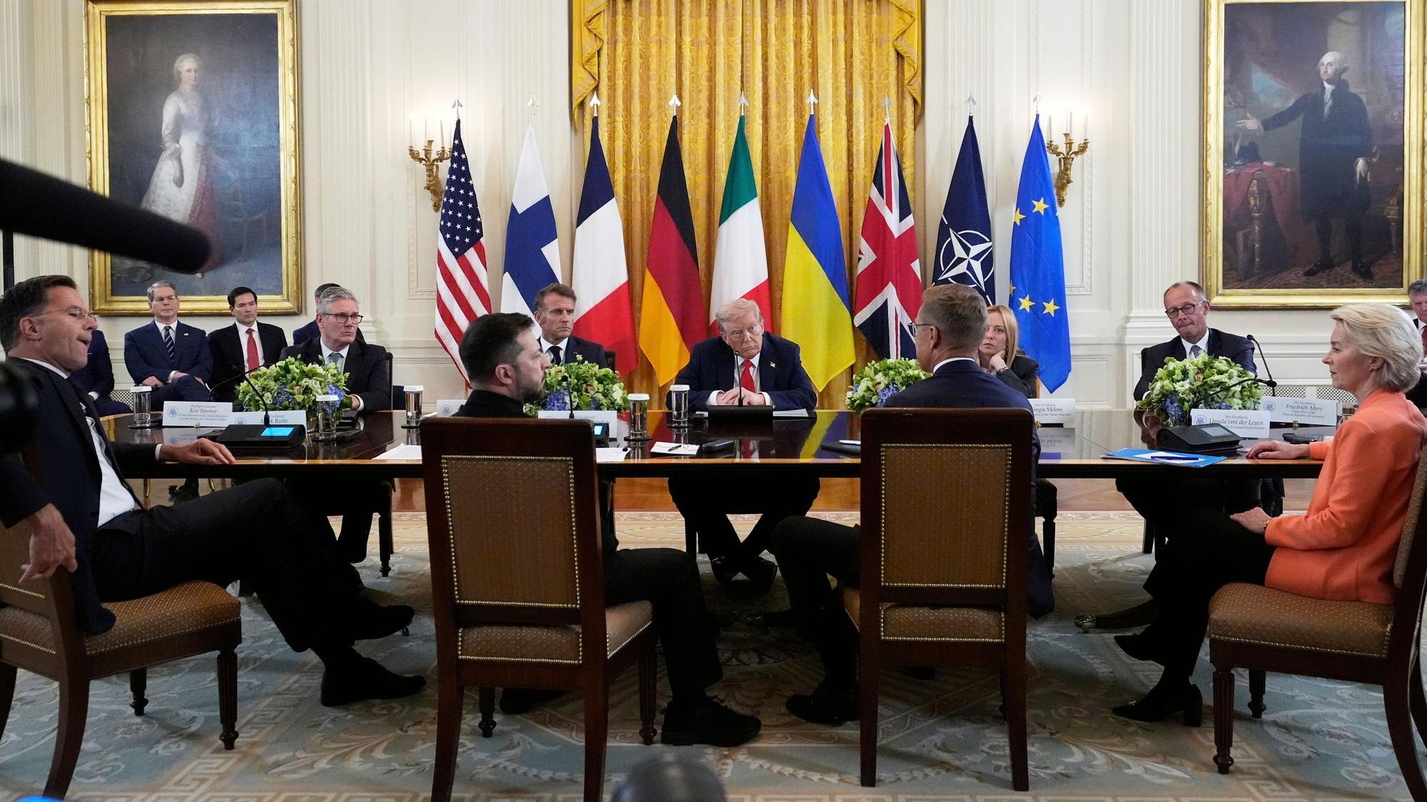 dpatopbilder - 19.08.2025, USA, Washington: US-Präsident Donald Trump (M) nimmt an einem Treffen mit NATO-Generalsekretär Mark Rutte (l-r), dem britischen Premierminister Keir Starmer, Wolodymyr Selenskyj, Präsident der Ukraine, Frankreichs Präsident Emmanuel Macron, der finnische Präsident Alexander Stubb, Italiens Premierministerin Giorgia Meloni, Bundeskanzler Friedrich Merz (CDU) und die Präsidentin der Europäischen Kommission Ursula von der Leyen, im Weißen Hauses teil. Foto: Alex Brandon/AP/dpa +++ dpa-Bildfunk +++