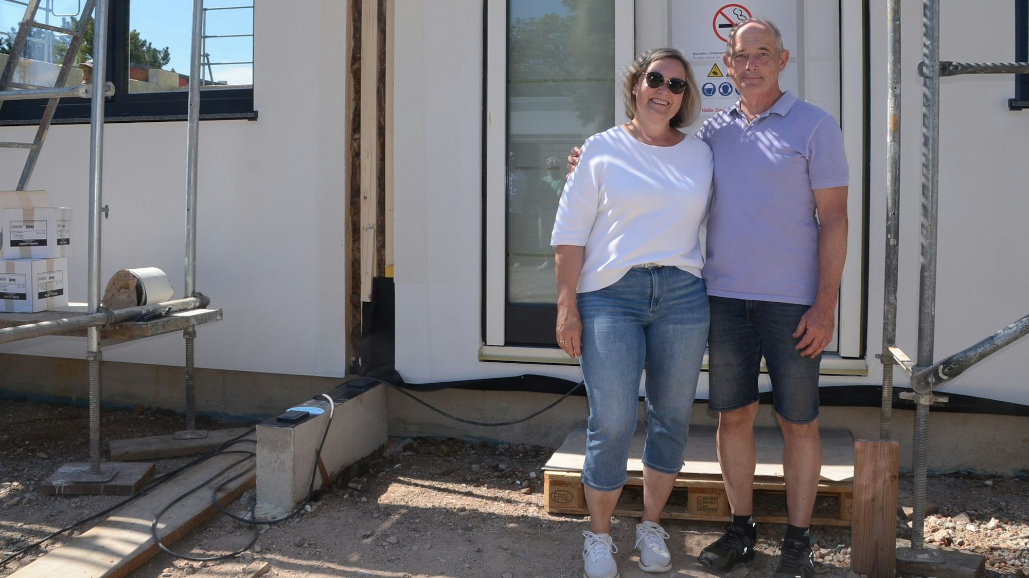 In Troisdorf-Eschmar wird ein Fertighaus der Firma Lux-Haus errichtet. Dabei müssen die Bauteile mit einem Kran über drei weitere Häuser hinweggehoben werden.
Bauherrschaft sind Anja und Jürgen Jacob, die bislang in Spich wohnten .