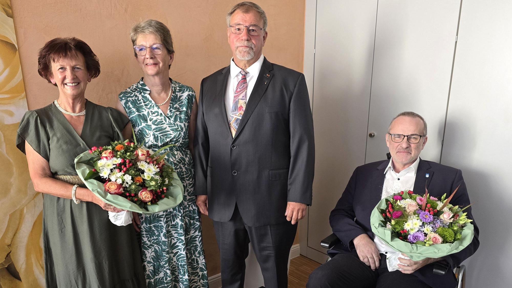 Hans-Joachim und Gisela Duch (M.) nahmen die Glückwünsche von Notburga Kunert und Bürgermeister Jörg Schmidt entgegen.