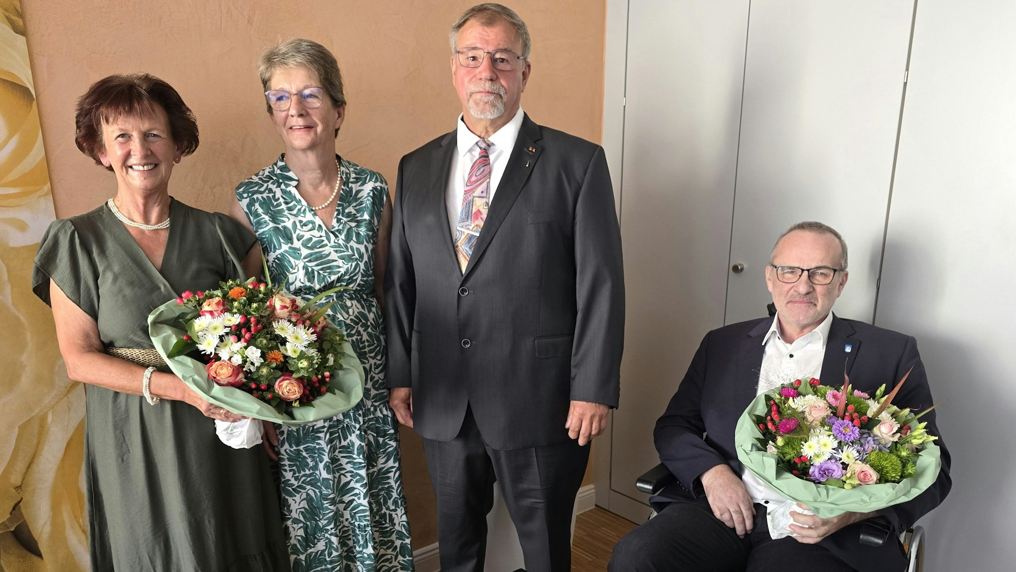 Hans-Joachim und Gisela Duch (M.) nahmen die Glückwünsche von Notburga Kunert und Bürgermeister Jörg Schmidt entgegen.